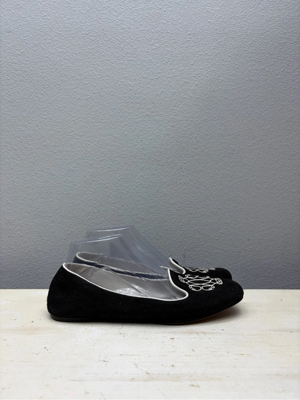 Johnston and Murphy Womens Embroidered Flats Loafers Slip On Black White Size 8